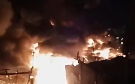 فصل التيار الكهربائى عن موقع حريق 4 منازل بمنشأة ناصر لتسهيل عمليات الإطفاء