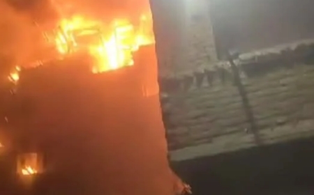 مواد سريعة الاشتعال وضيق الحارات يعيق عمليات إطفاء حريق منازل بمنشأة ناصر