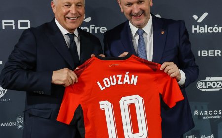 أبوريدة يكرم رئيس الاتحاد الإسباني لكرة القدم